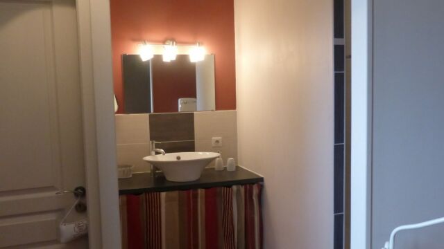 Salle de bains ouverte sur la chambre